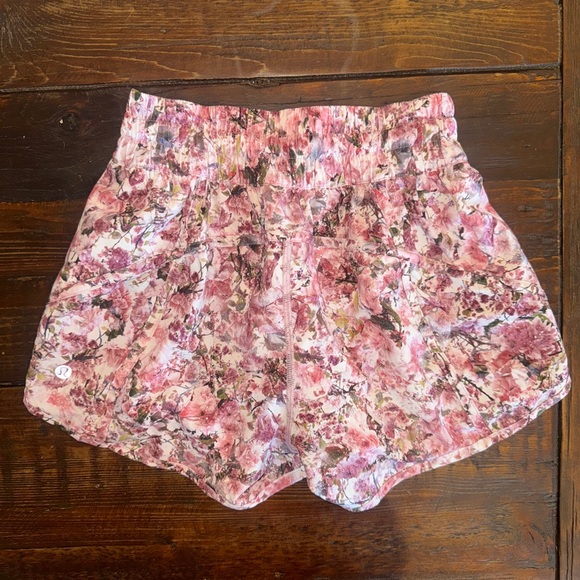 Lululemon Athletica Tracker Shorts in Blossom Spritz. Size 4. EUC. - Picture 7 of 11